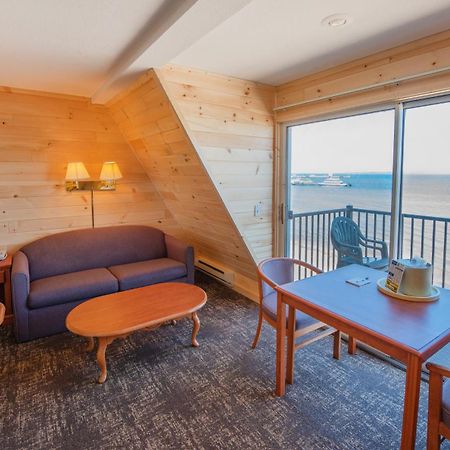 Quality Inn & Suites Mackinaw City Beachfront Extérieur photo