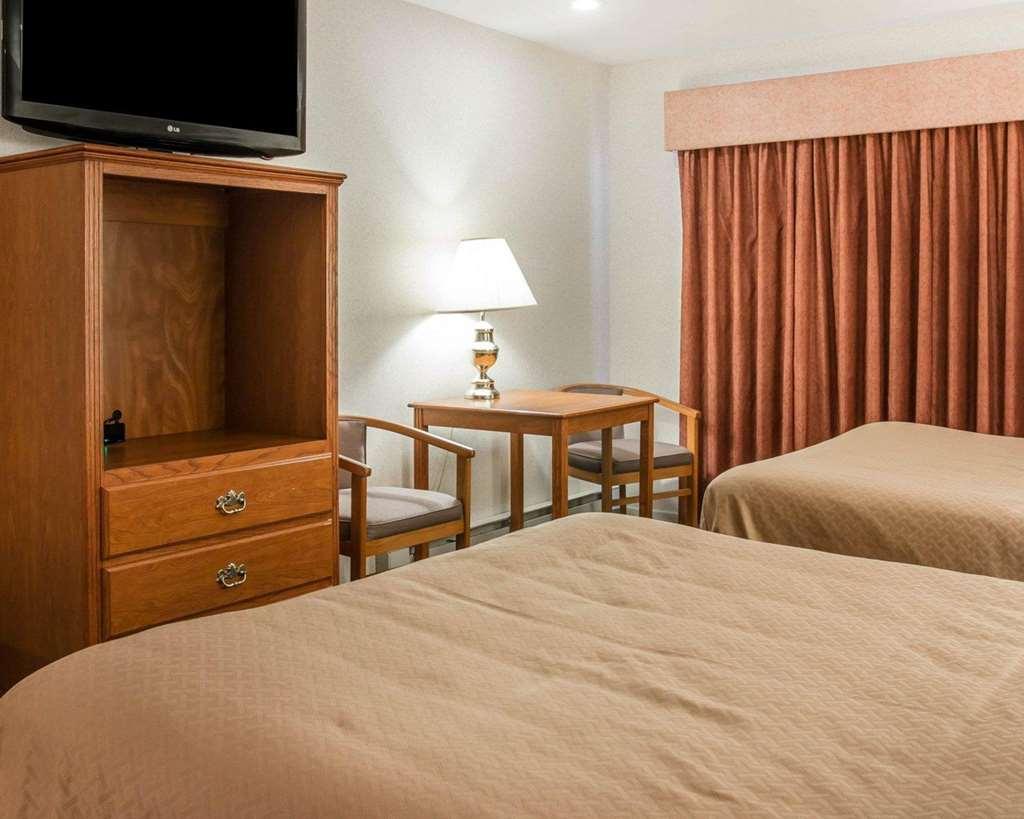Quality Inn & Suites Mackinaw City Beachfront Chambre photo