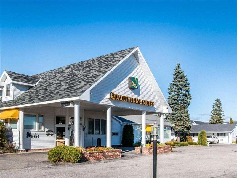 Quality Inn & Suites Mackinaw City Beachfront Extérieur photo