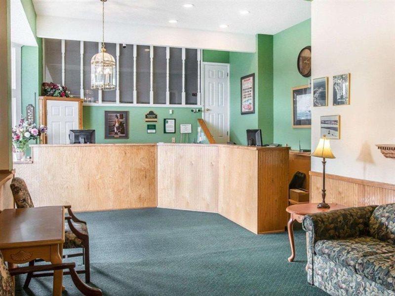 Quality Inn & Suites Mackinaw City Beachfront Extérieur photo