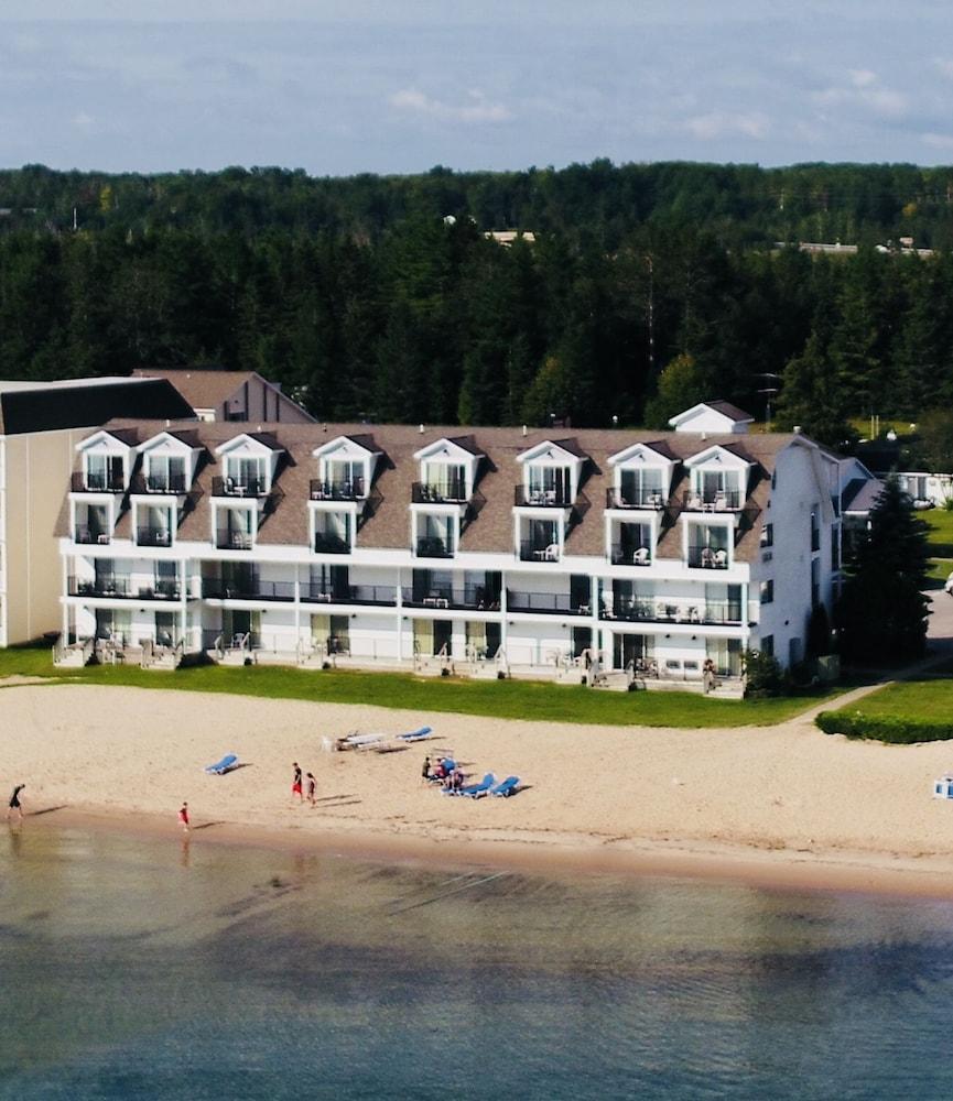 Quality Inn & Suites Mackinaw City Beachfront Extérieur photo