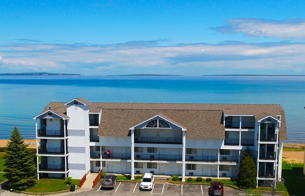 Quality Inn & Suites Mackinaw City Beachfront Extérieur photo