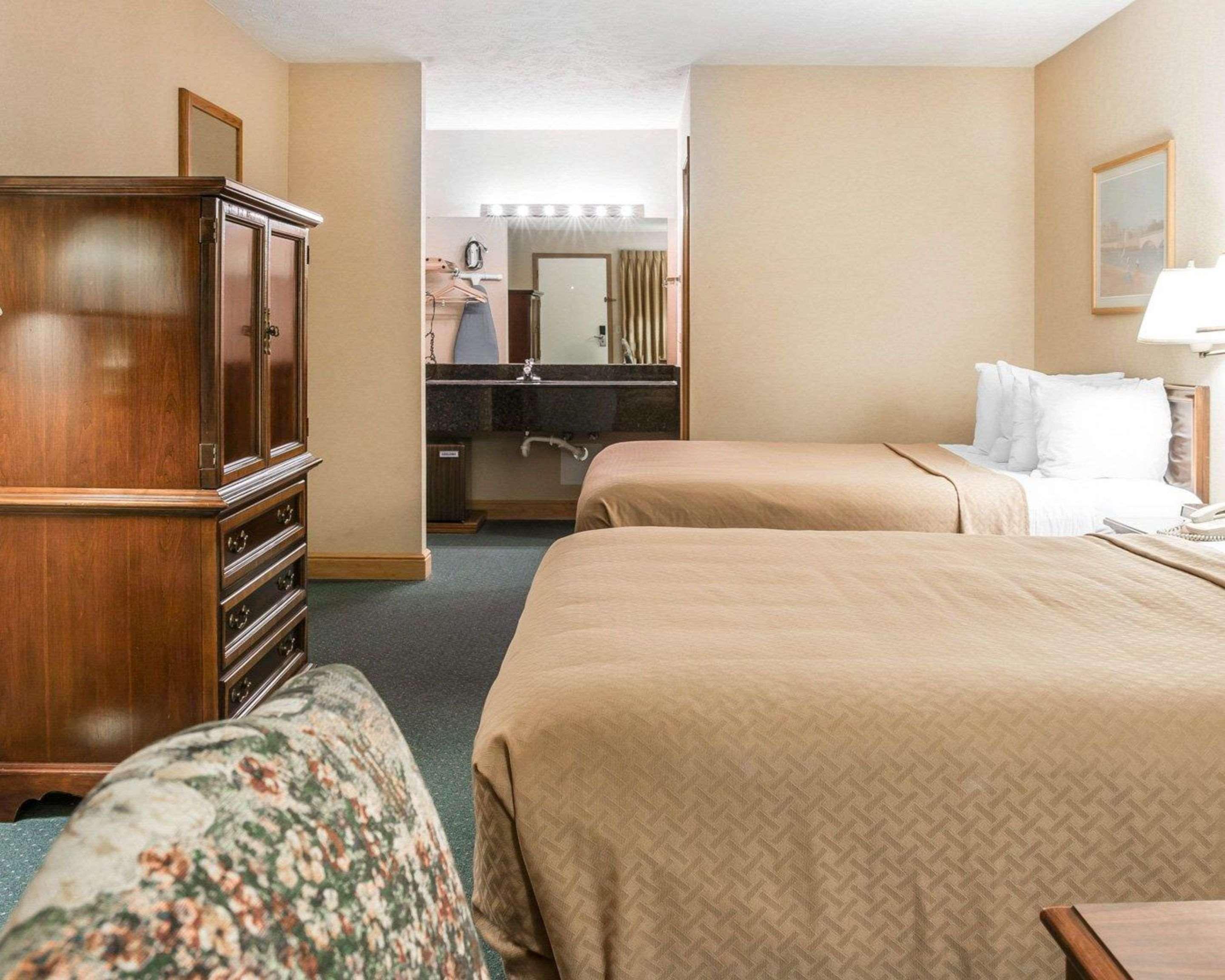 Quality Inn & Suites Mackinaw City Beachfront Extérieur photo