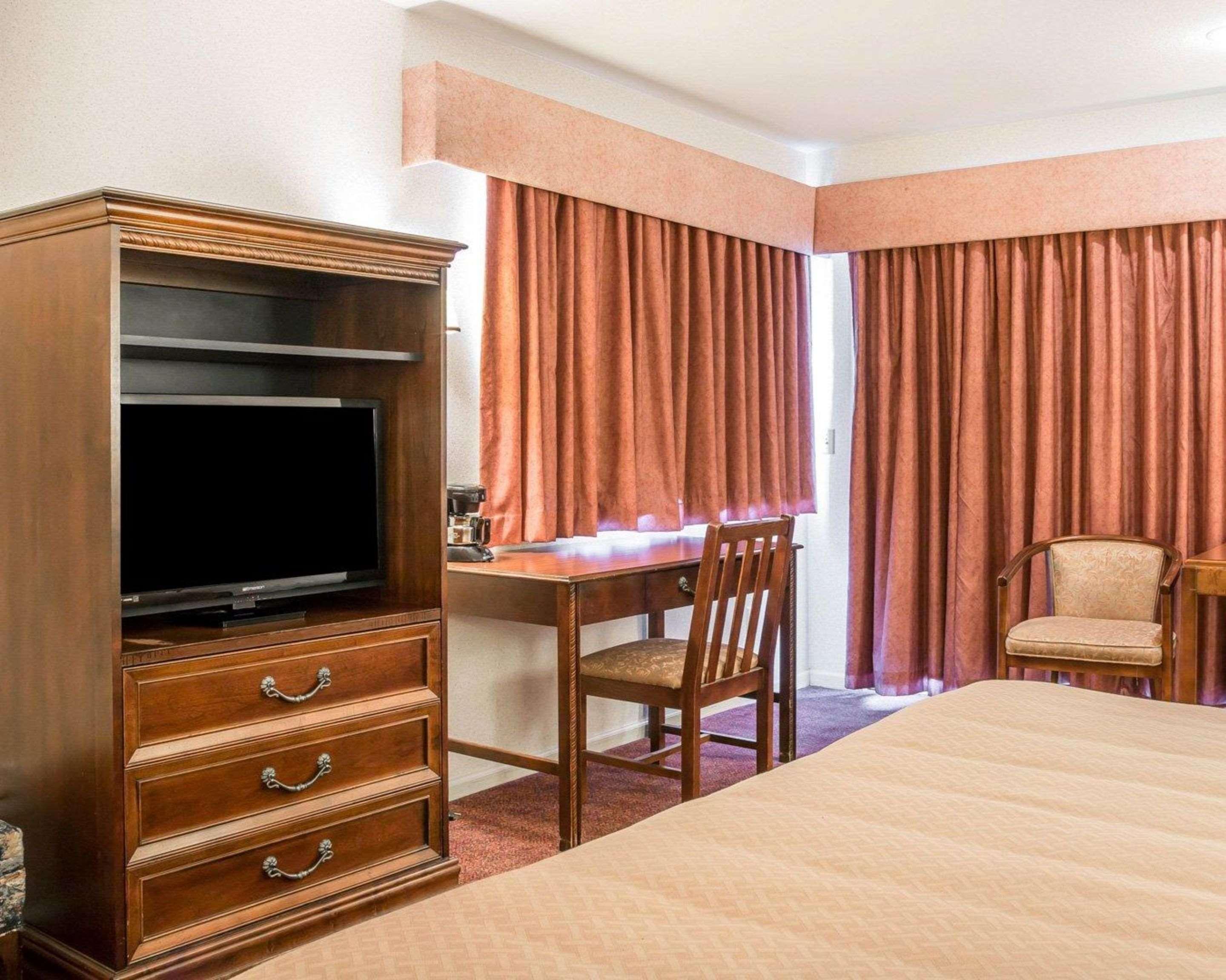 Quality Inn & Suites Mackinaw City Beachfront Extérieur photo