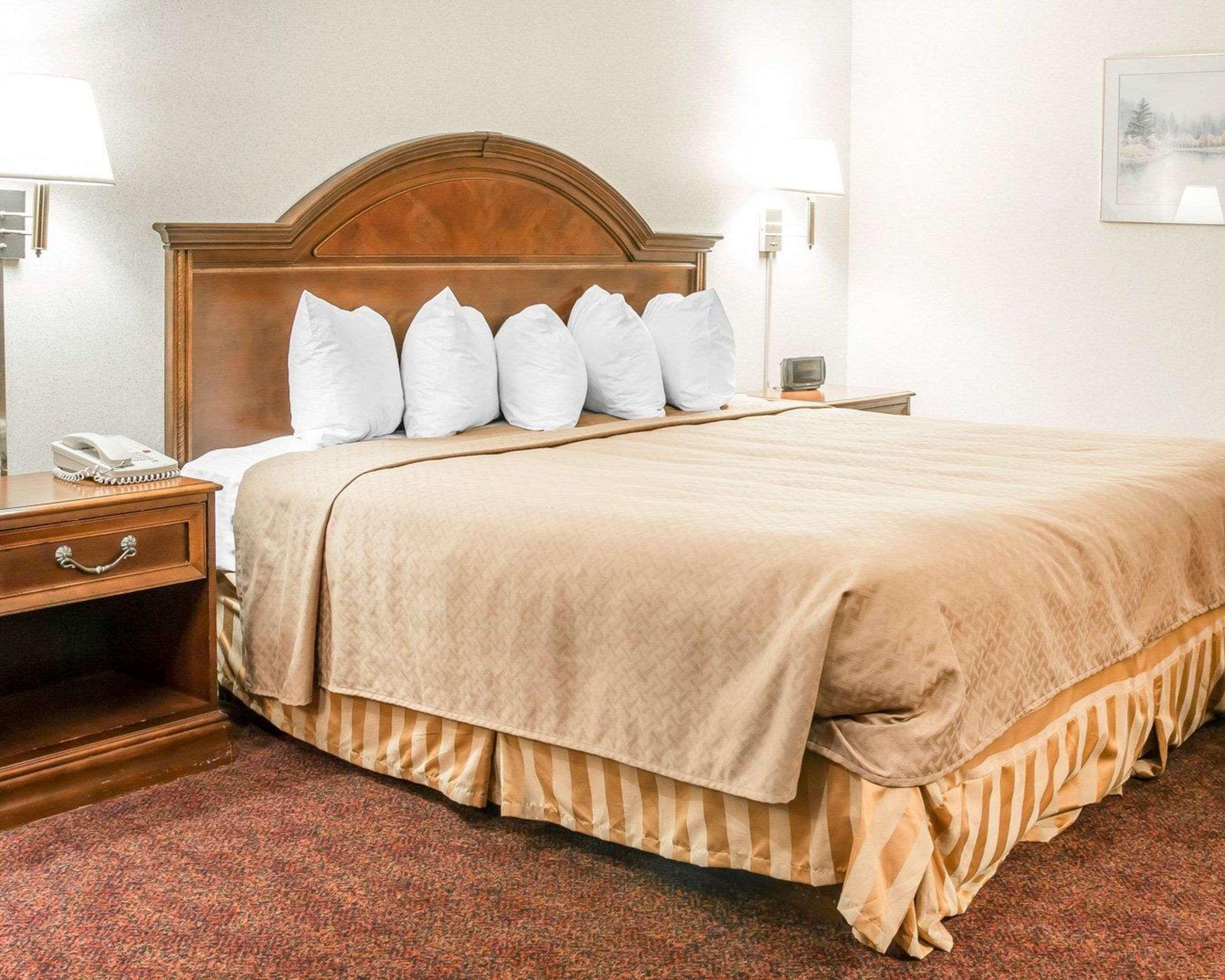 Quality Inn & Suites Mackinaw City Beachfront Extérieur photo