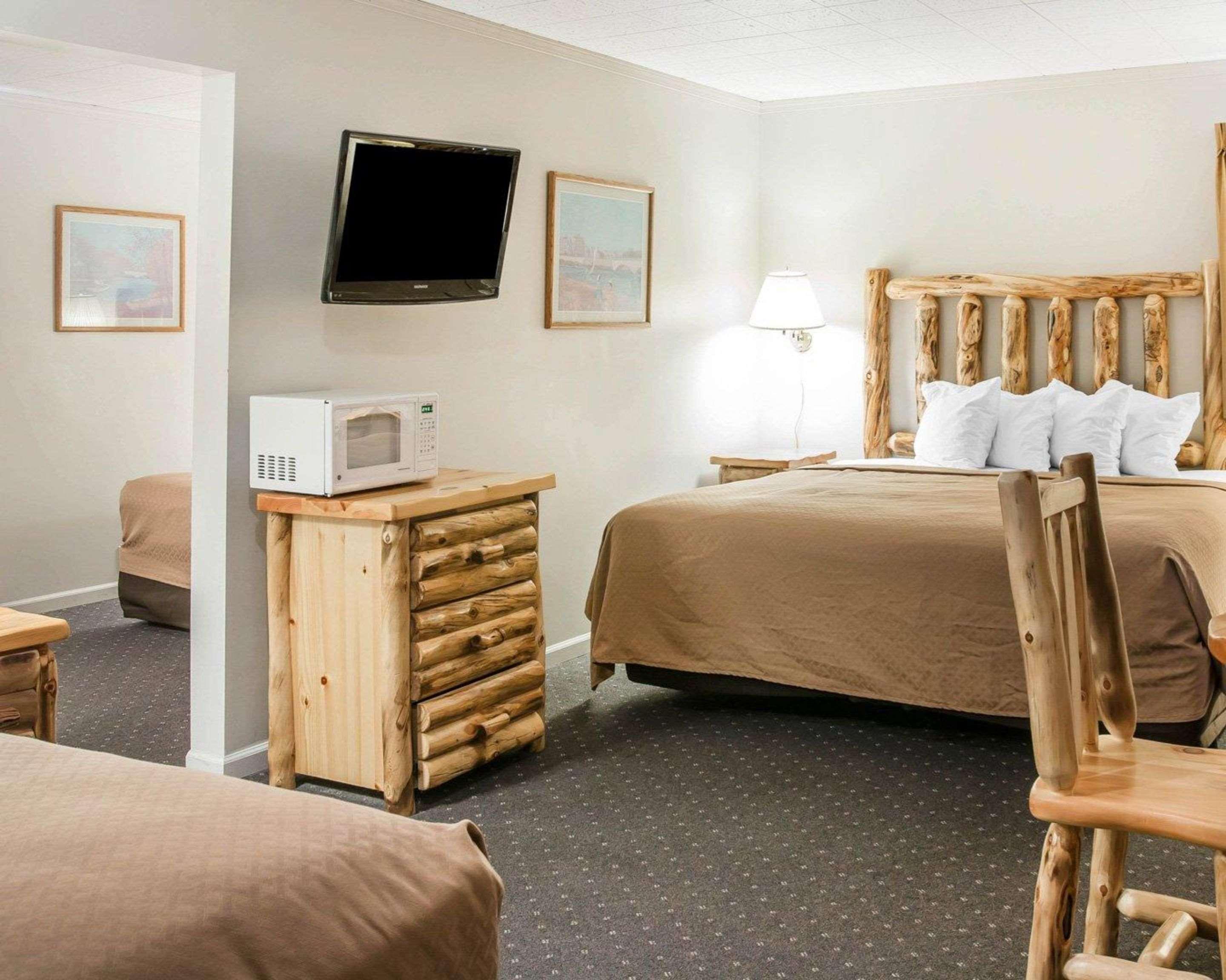 Quality Inn & Suites Mackinaw City Beachfront Extérieur photo