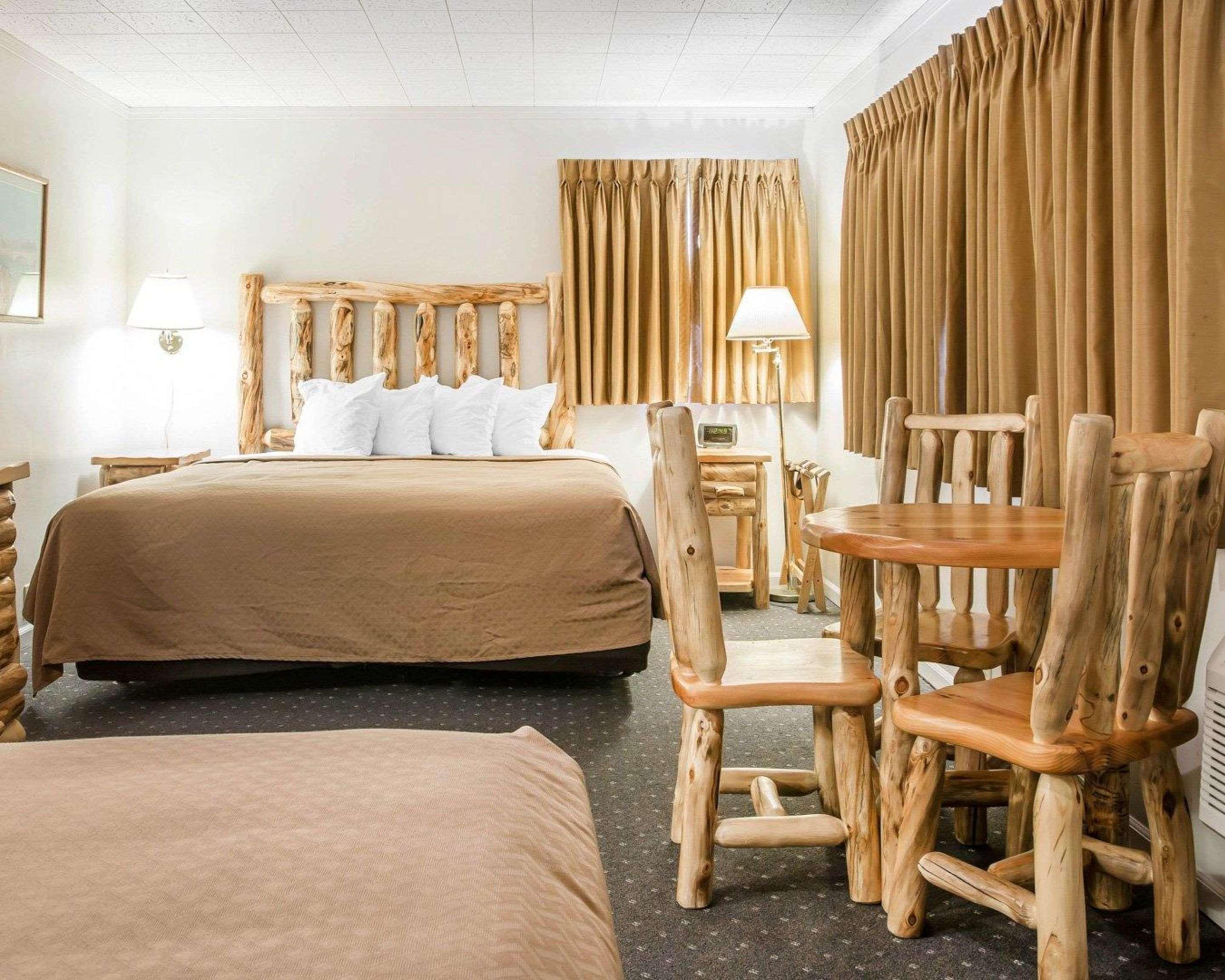 Quality Inn & Suites Mackinaw City Beachfront Extérieur photo