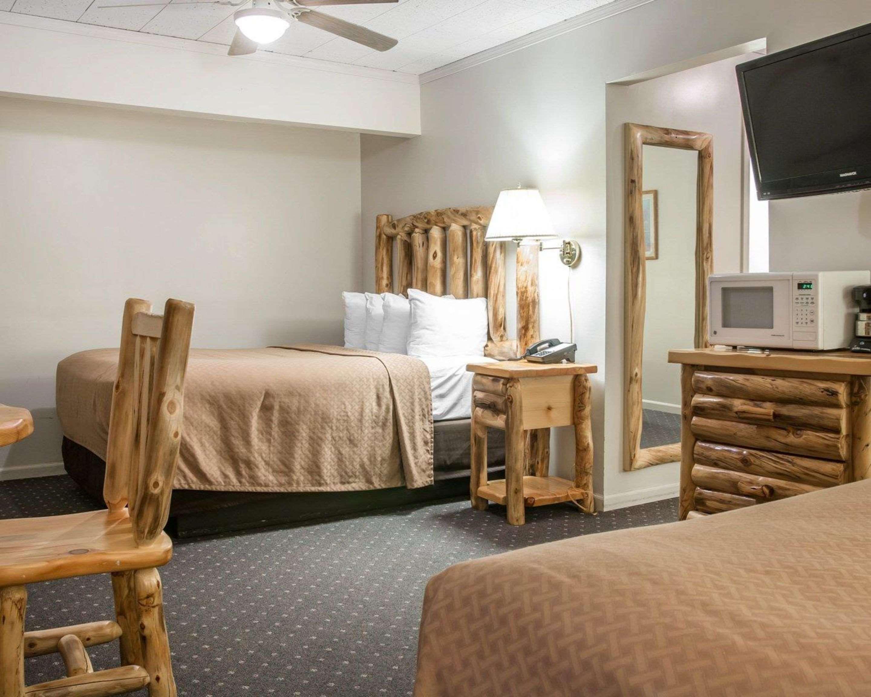 Quality Inn & Suites Mackinaw City Beachfront Extérieur photo