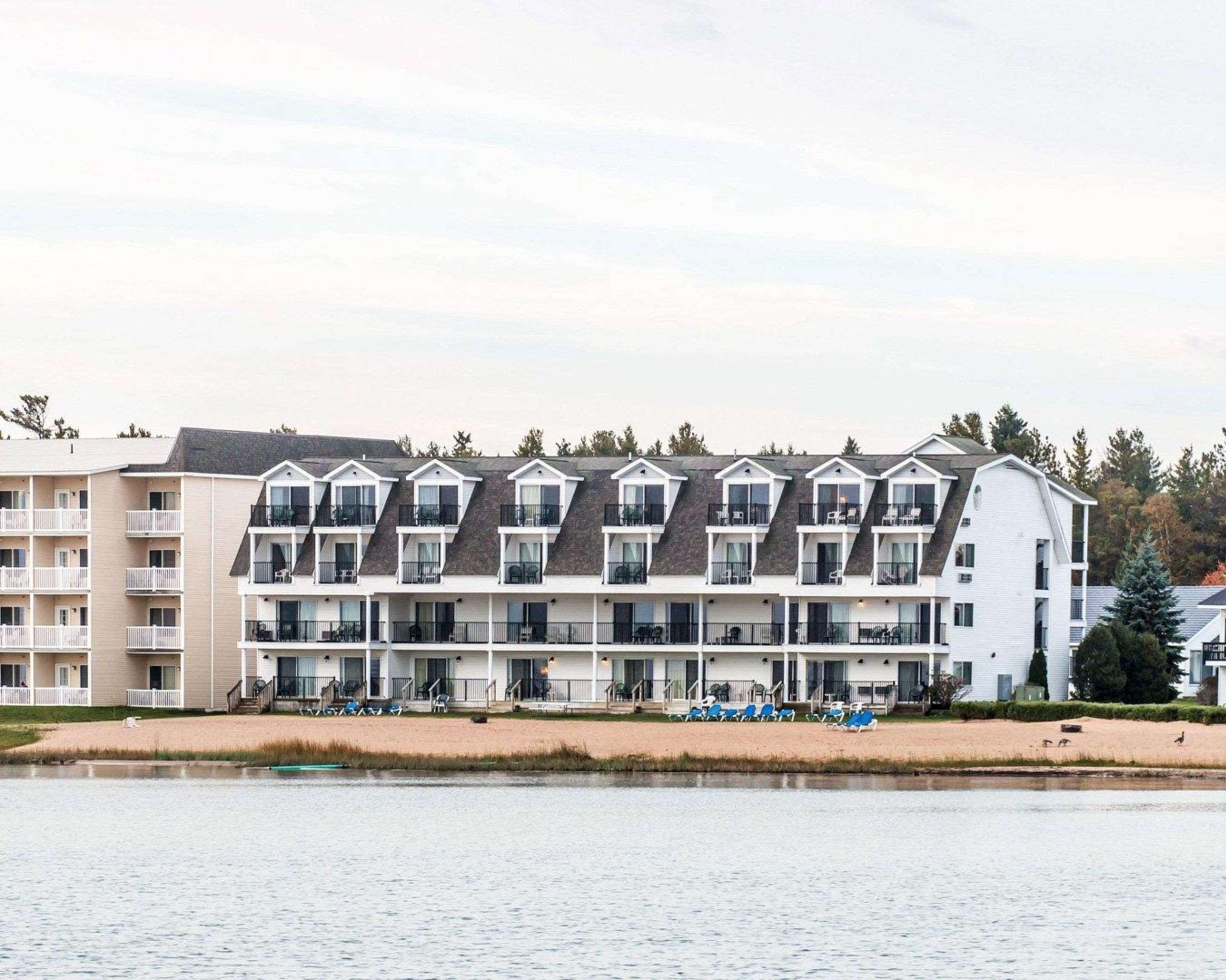 Quality Inn & Suites Mackinaw City Beachfront Extérieur photo