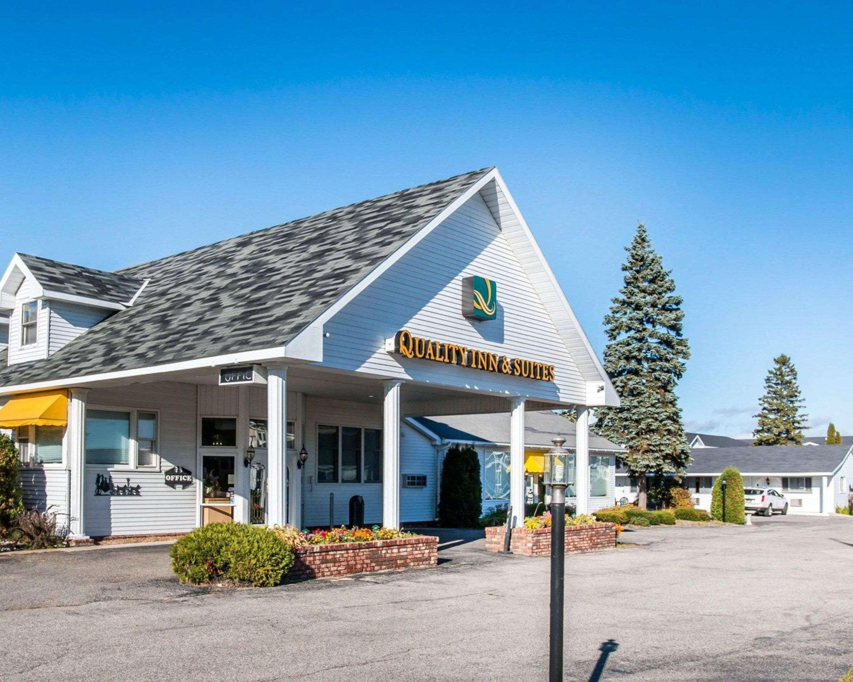 Quality Inn & Suites Mackinaw City Beachfront Extérieur photo
