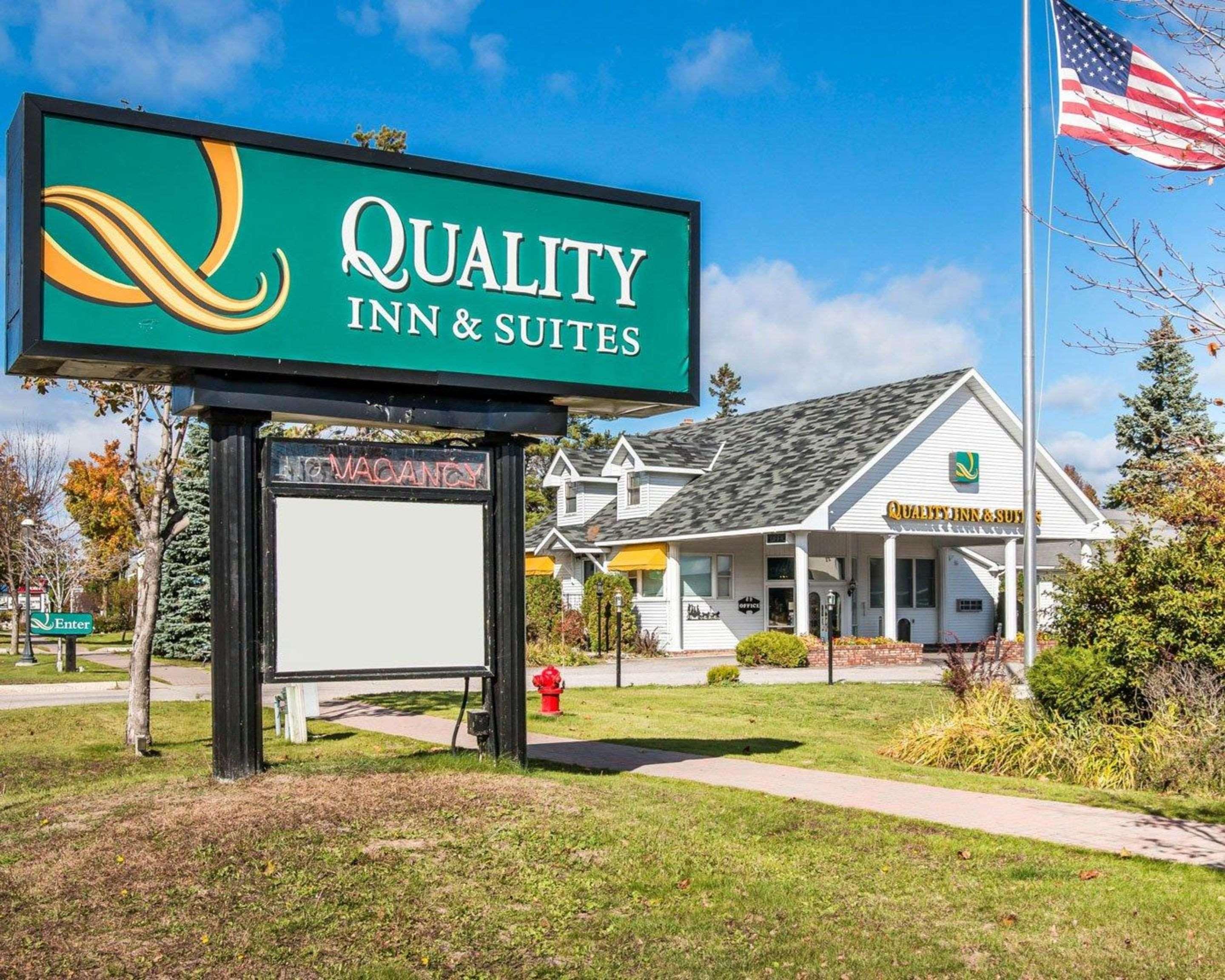 Quality Inn & Suites Mackinaw City Beachfront Extérieur photo