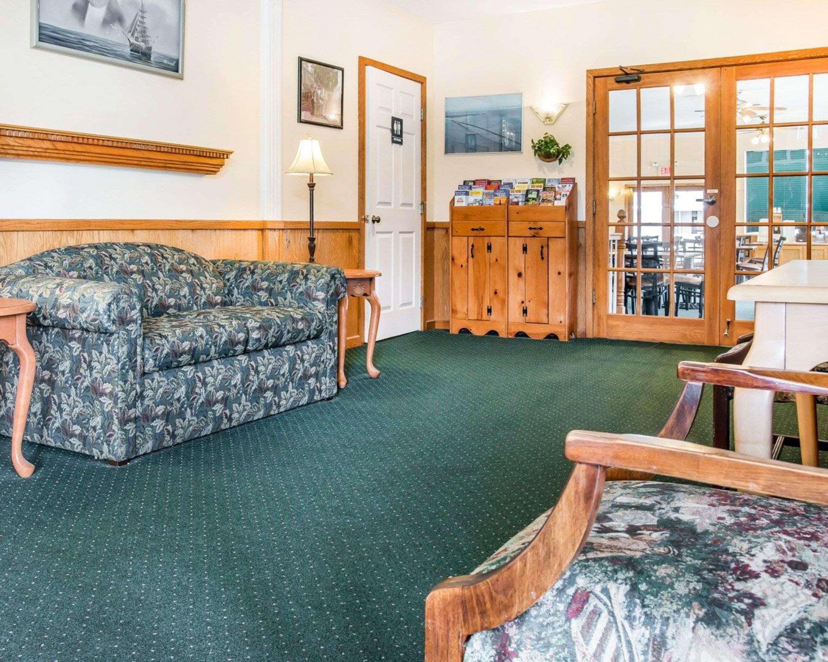 Quality Inn & Suites Mackinaw City Beachfront Extérieur photo
