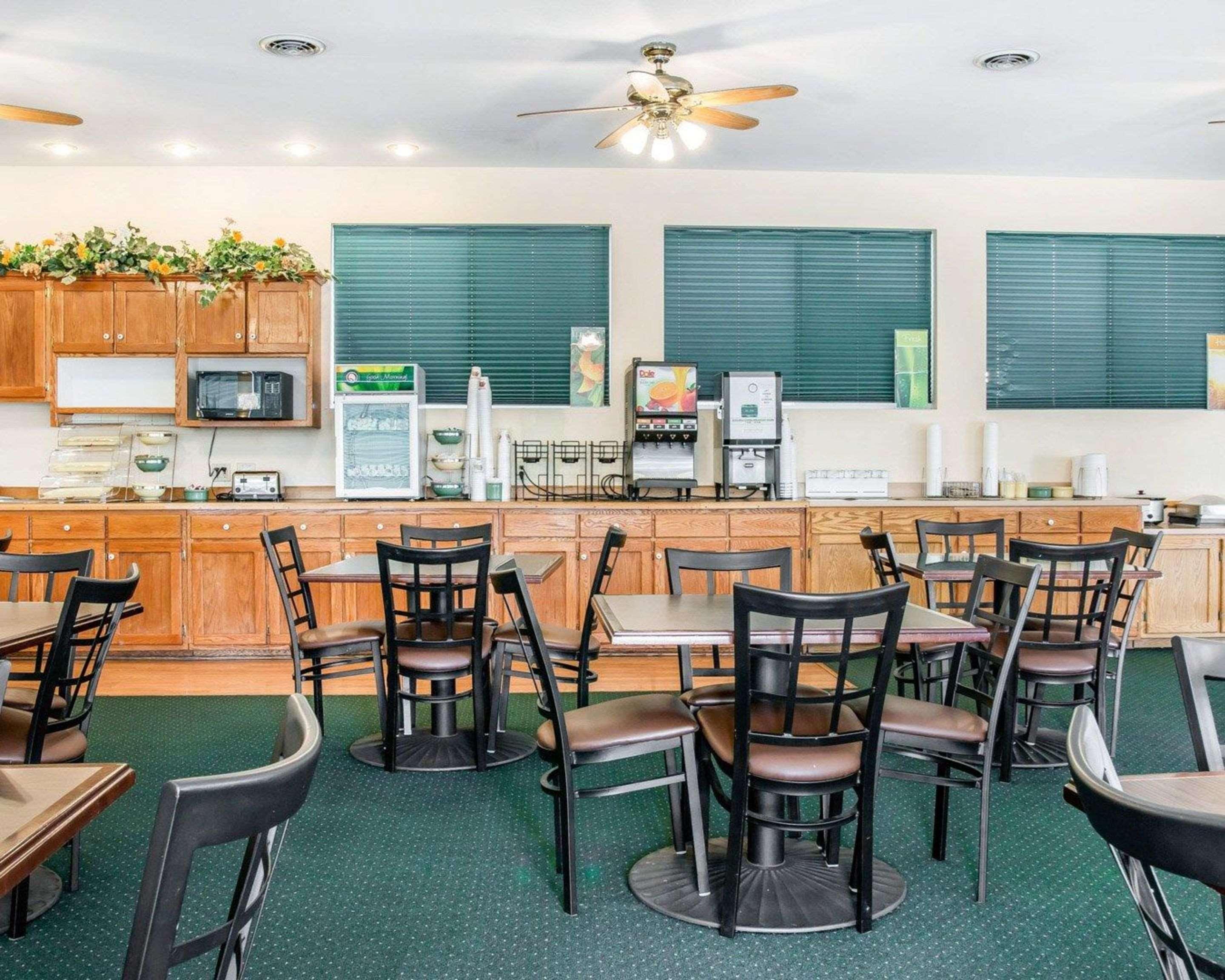 Quality Inn & Suites Mackinaw City Beachfront Extérieur photo