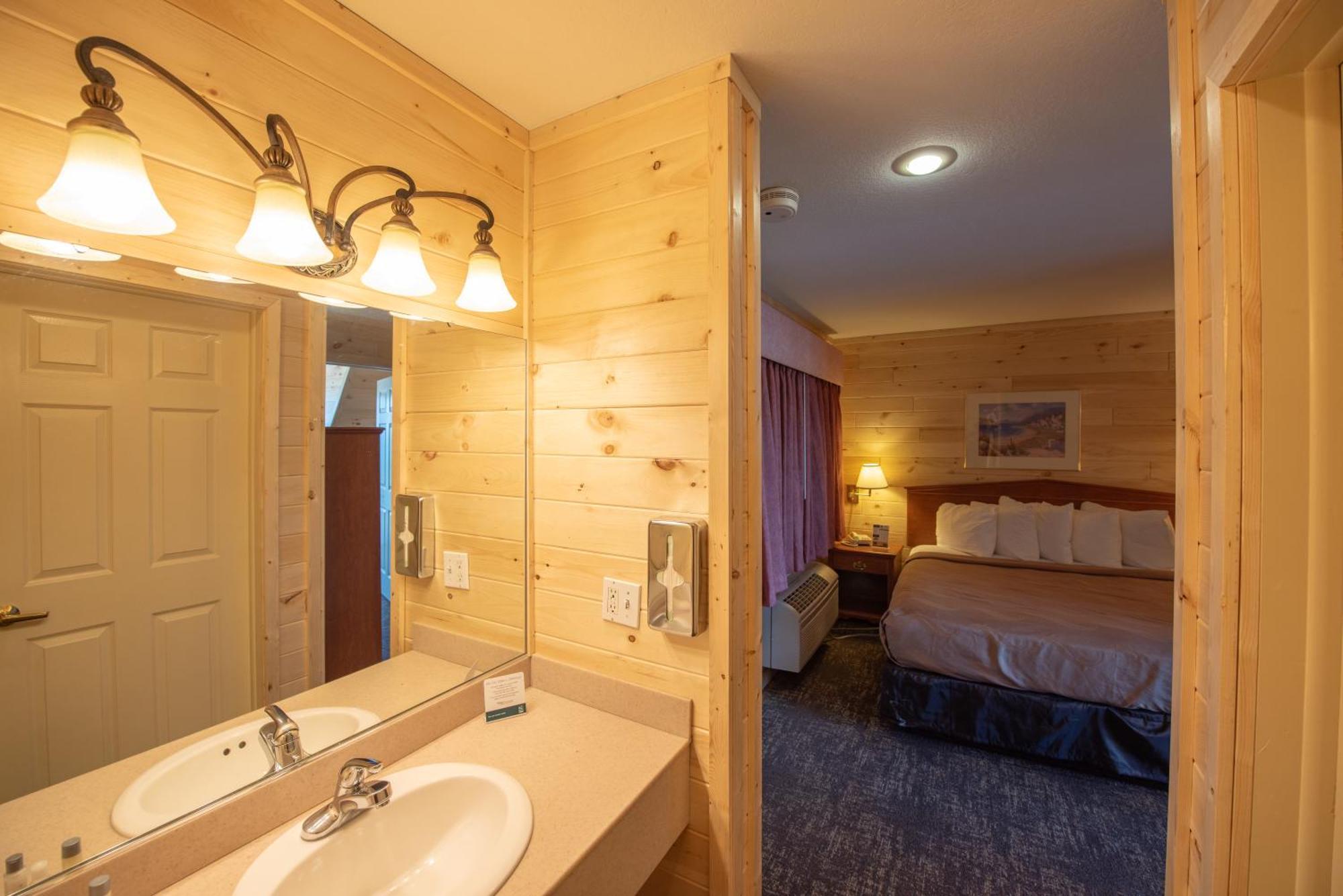 Quality Inn & Suites Mackinaw City Beachfront Extérieur photo