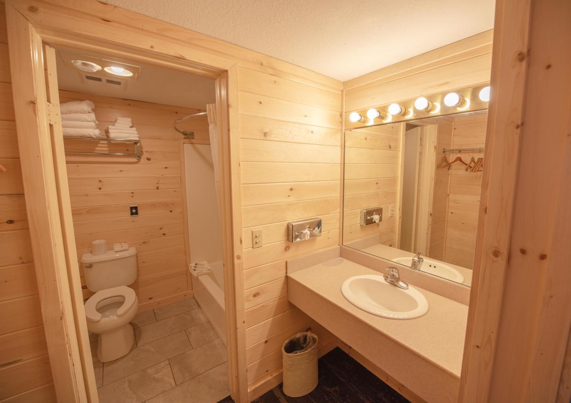 Quality Inn & Suites Mackinaw City Beachfront Extérieur photo