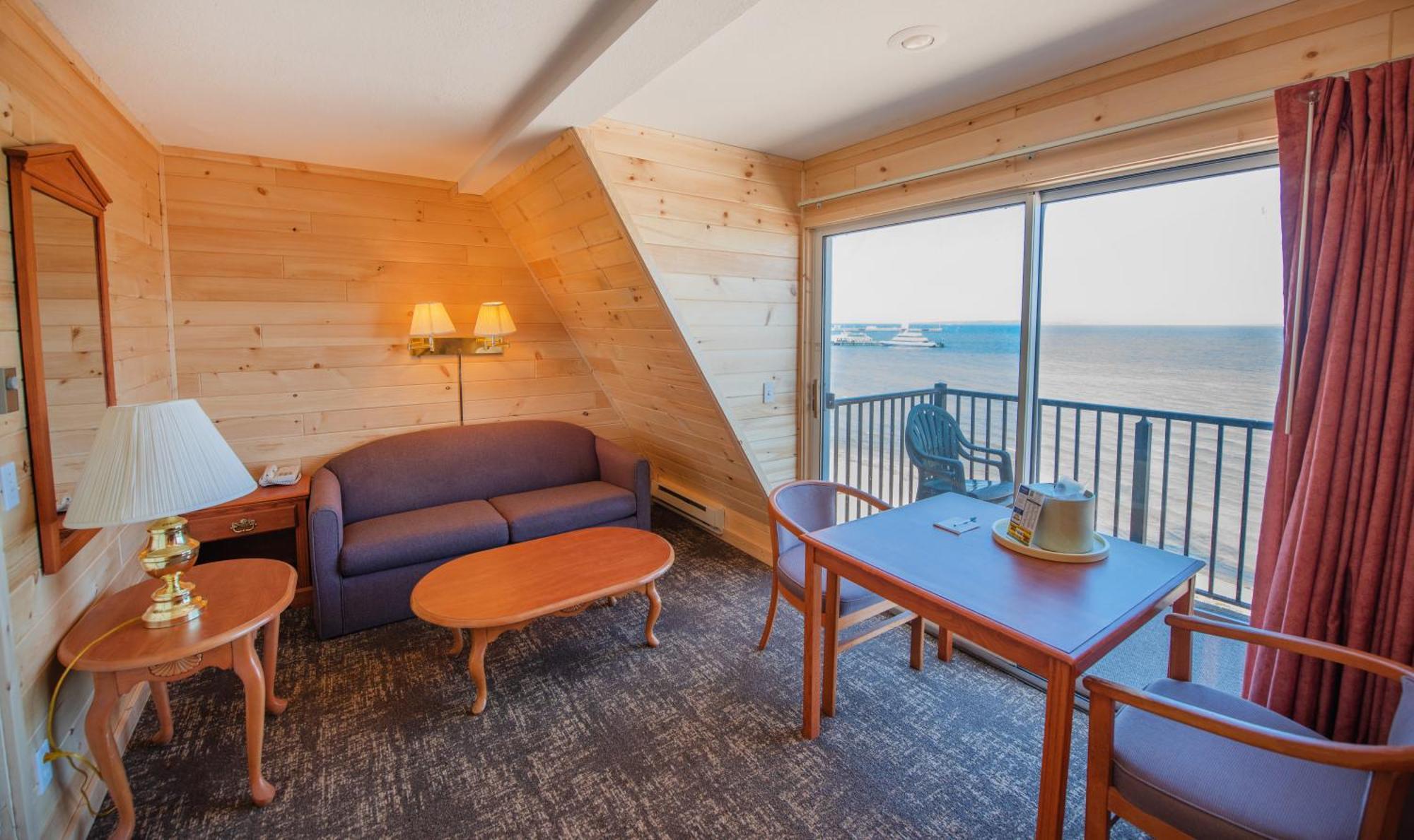 Quality Inn & Suites Mackinaw City Beachfront Extérieur photo