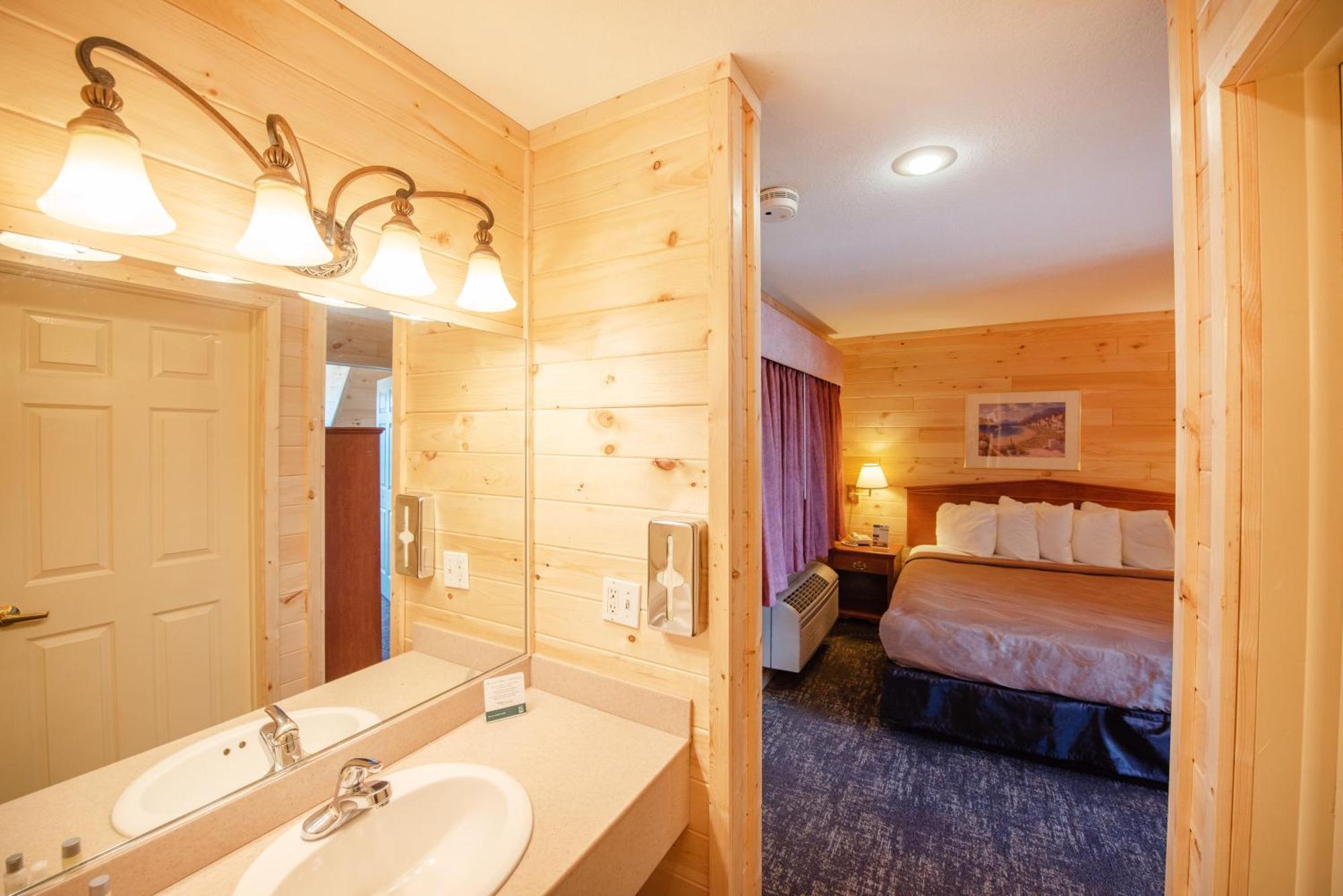 Quality Inn & Suites Mackinaw City Beachfront Extérieur photo