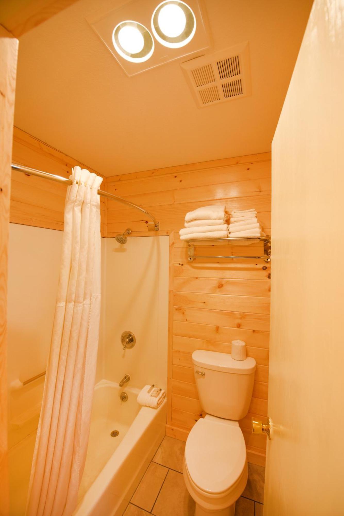 Quality Inn & Suites Mackinaw City Beachfront Extérieur photo