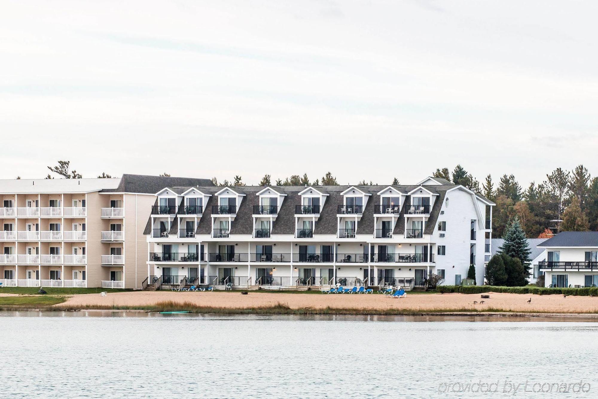 Quality Inn & Suites Mackinaw City Beachfront Extérieur photo