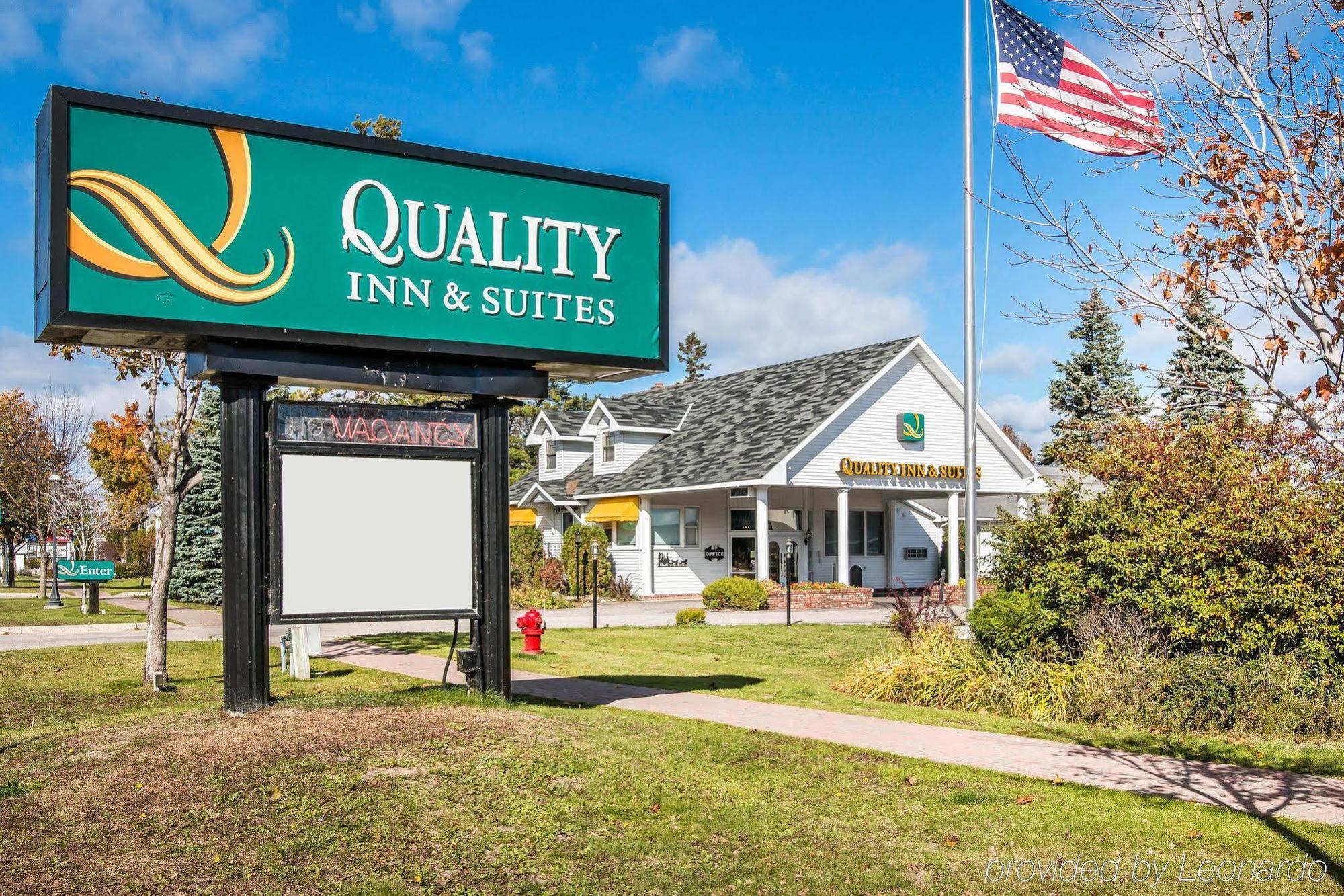 Quality Inn & Suites Mackinaw City Beachfront Extérieur photo