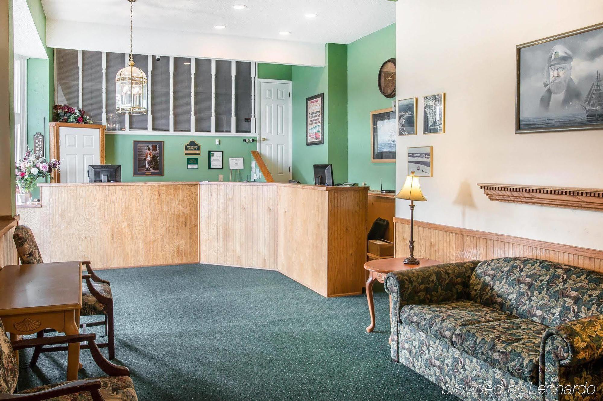 Quality Inn & Suites Mackinaw City Beachfront Extérieur photo