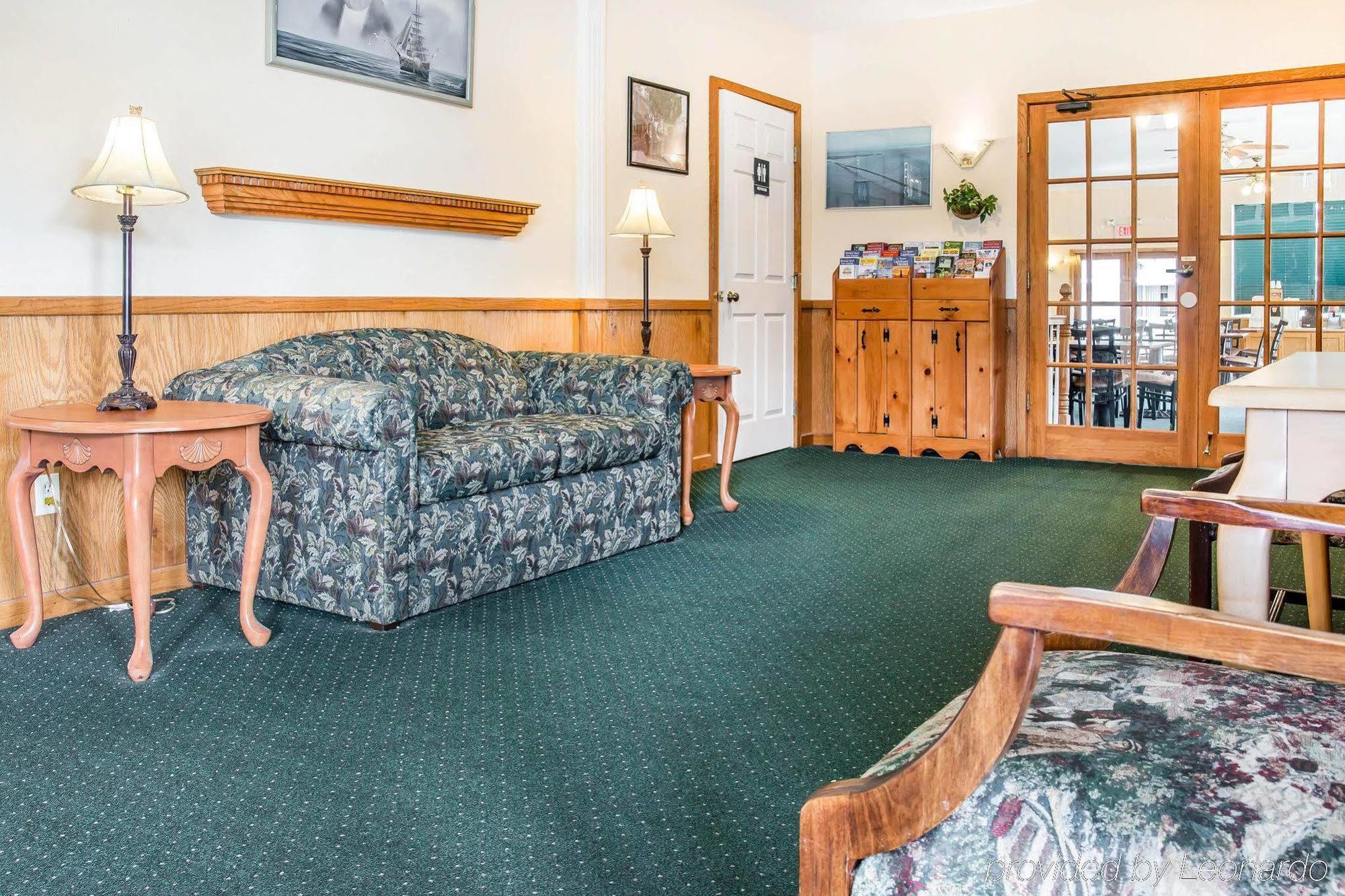 Quality Inn & Suites Mackinaw City Beachfront Extérieur photo