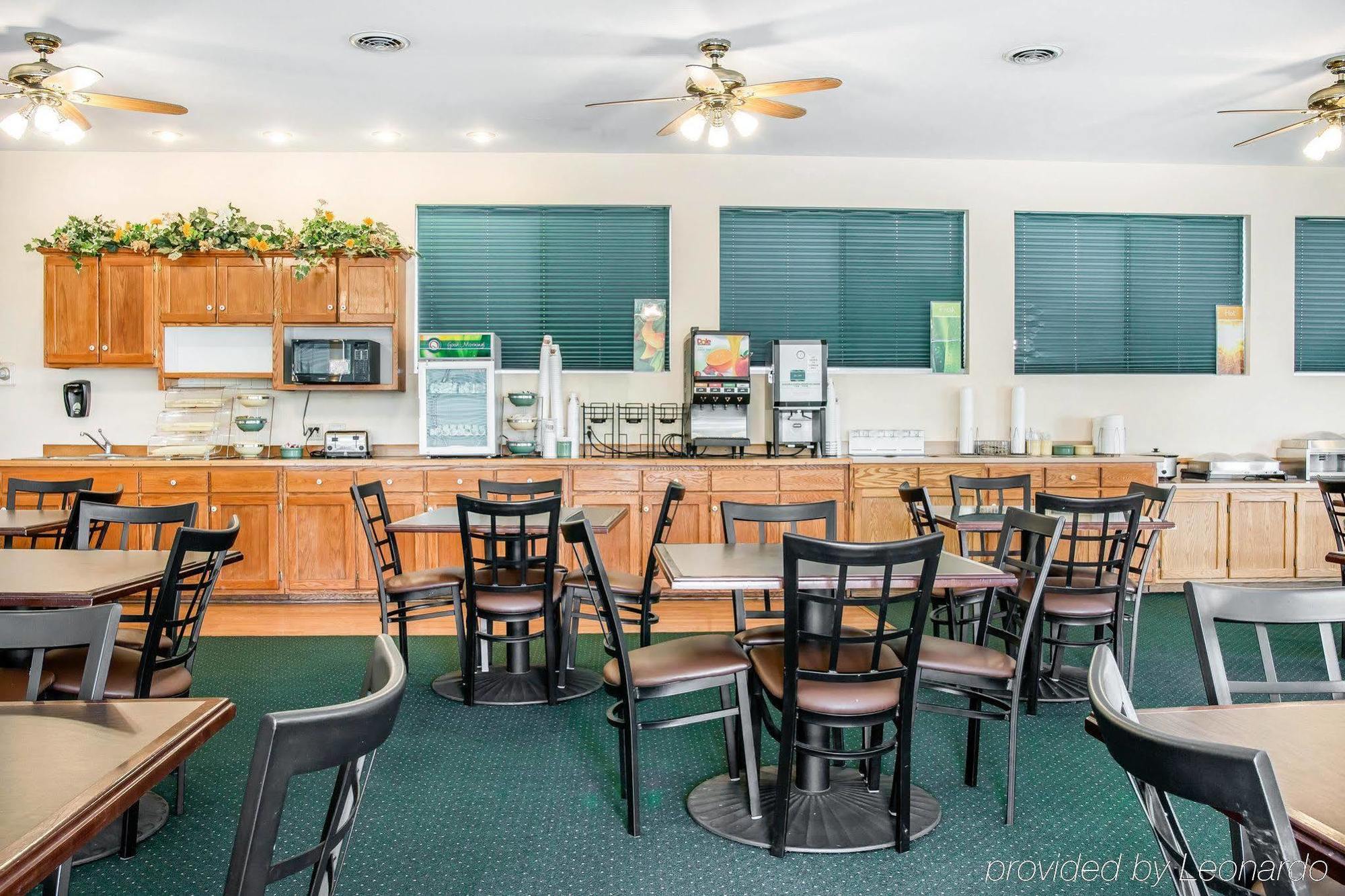 Quality Inn & Suites Mackinaw City Beachfront Extérieur photo
