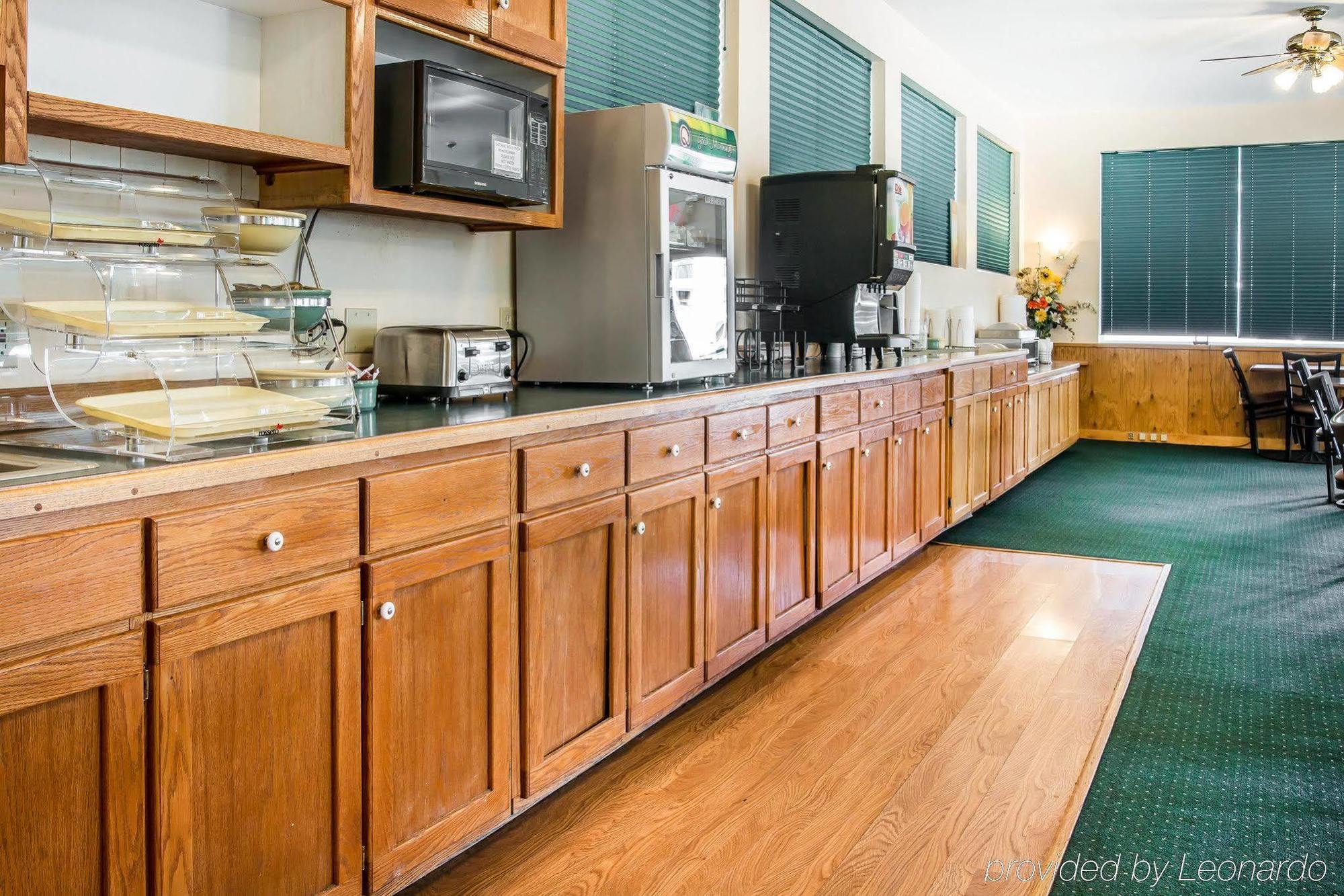 Quality Inn & Suites Mackinaw City Beachfront Extérieur photo