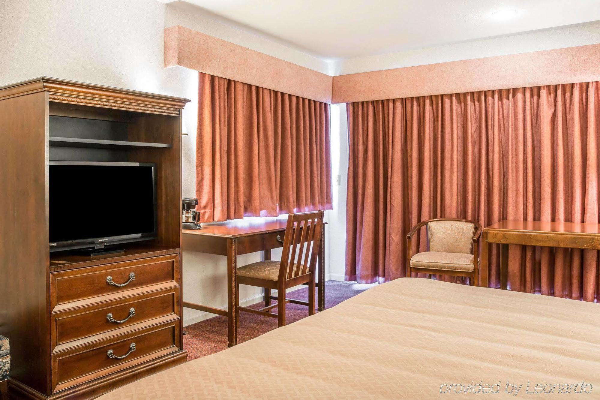 Quality Inn & Suites Mackinaw City Beachfront Extérieur photo