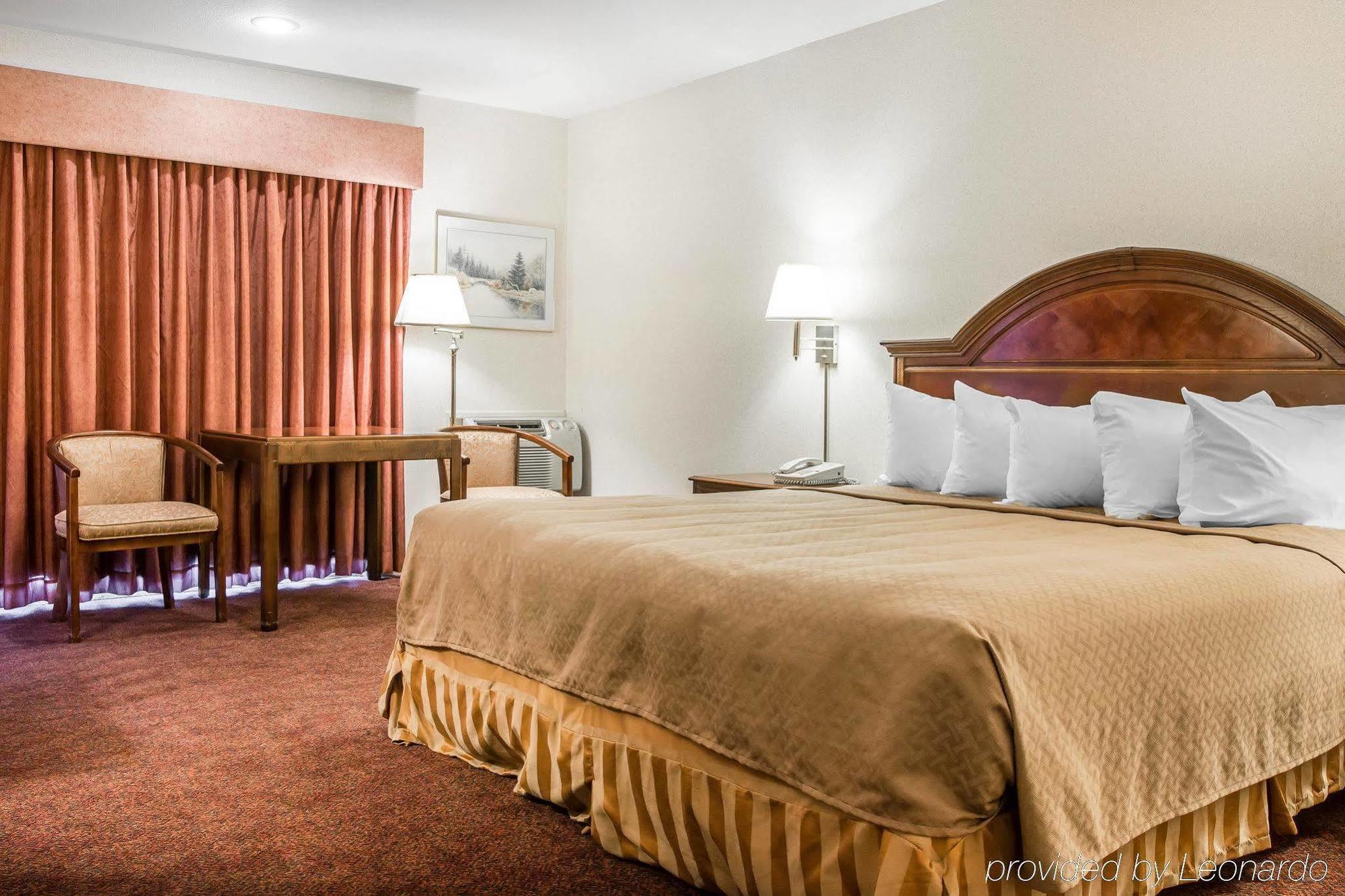 Quality Inn & Suites Mackinaw City Beachfront Extérieur photo