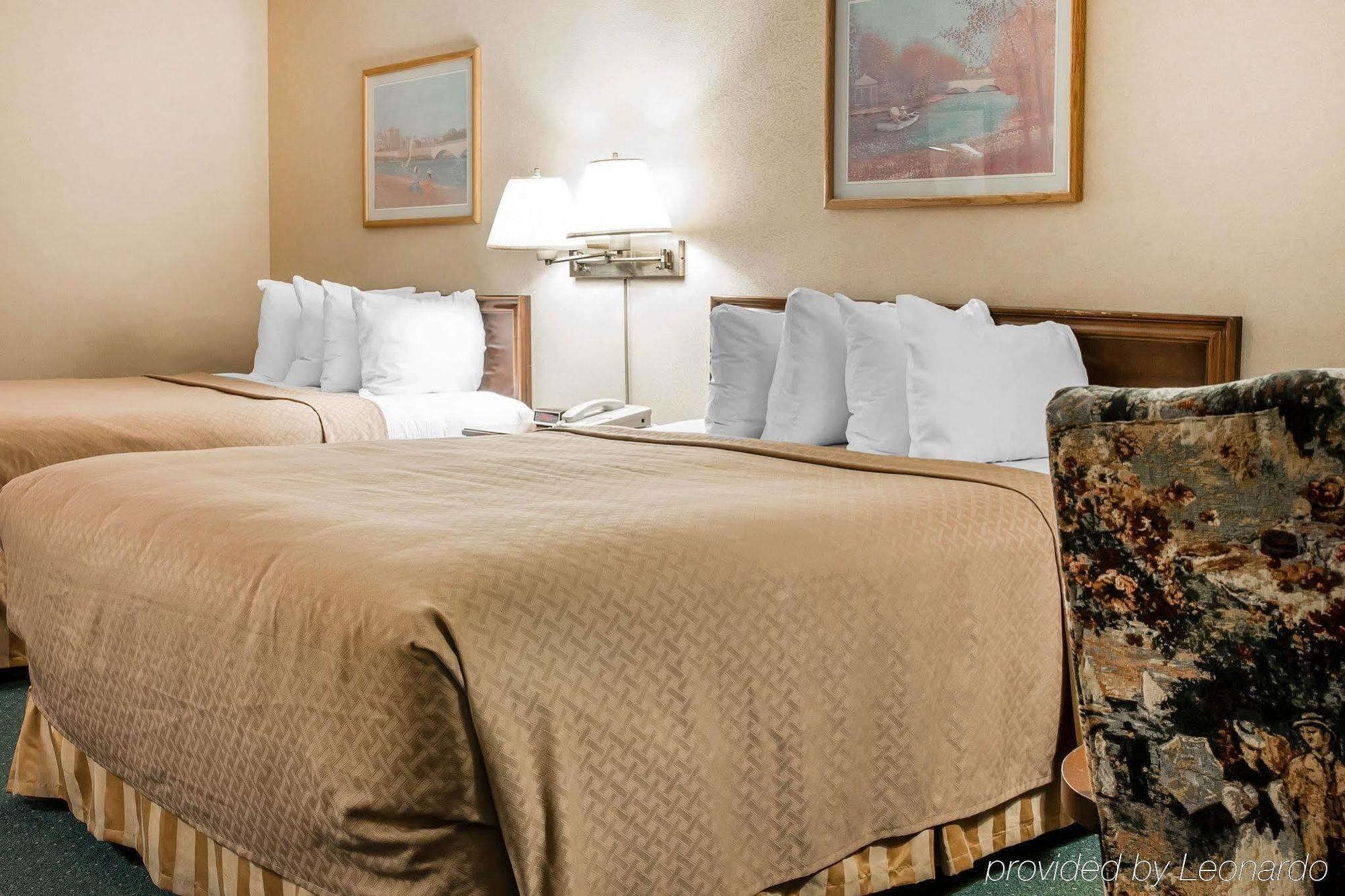 Quality Inn & Suites Mackinaw City Beachfront Extérieur photo