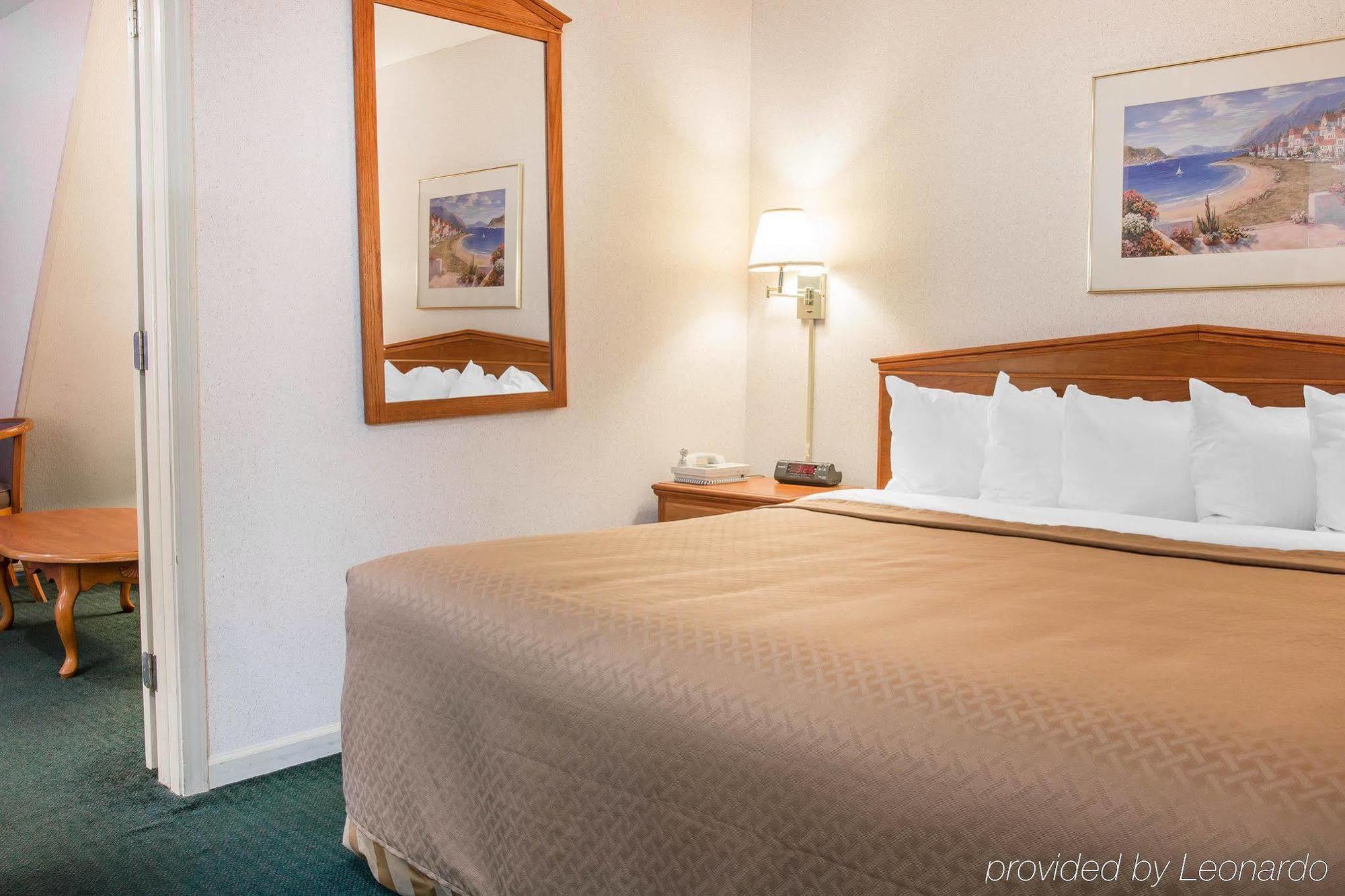 Quality Inn & Suites Mackinaw City Beachfront Extérieur photo