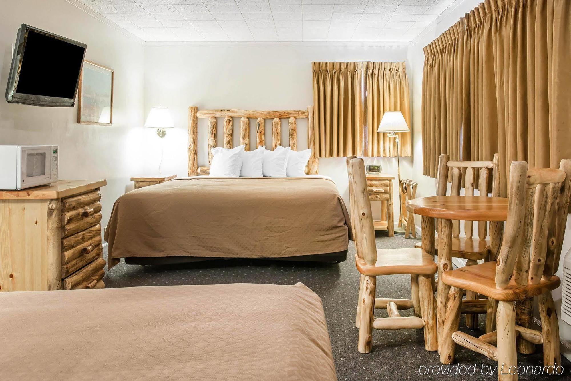 Quality Inn & Suites Mackinaw City Beachfront Extérieur photo