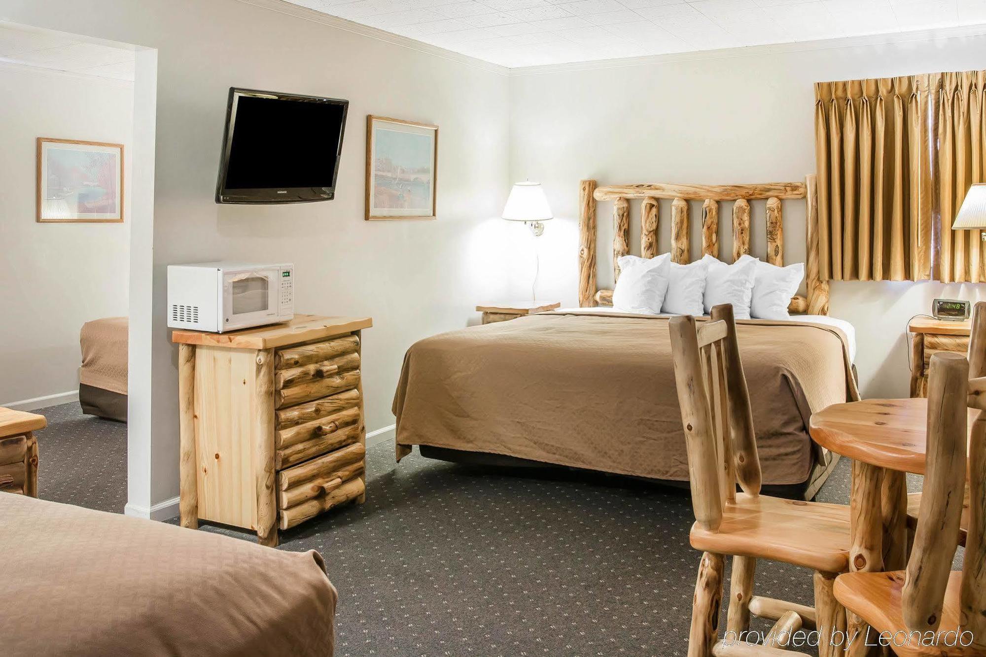 Quality Inn & Suites Mackinaw City Beachfront Extérieur photo