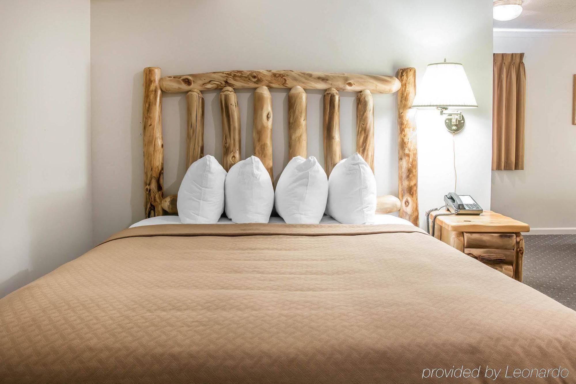 Quality Inn & Suites Mackinaw City Beachfront Extérieur photo