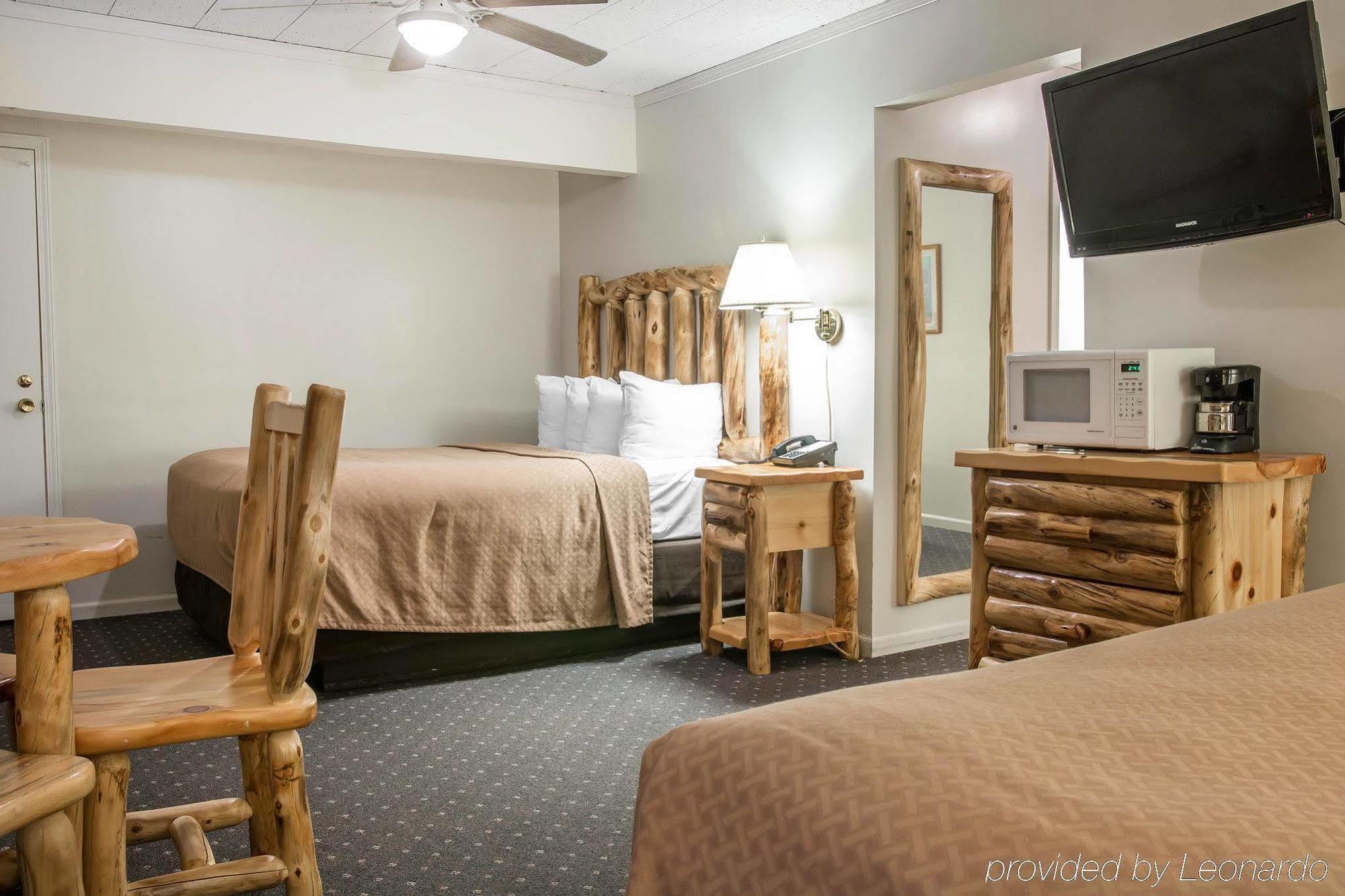 Quality Inn & Suites Mackinaw City Beachfront Extérieur photo