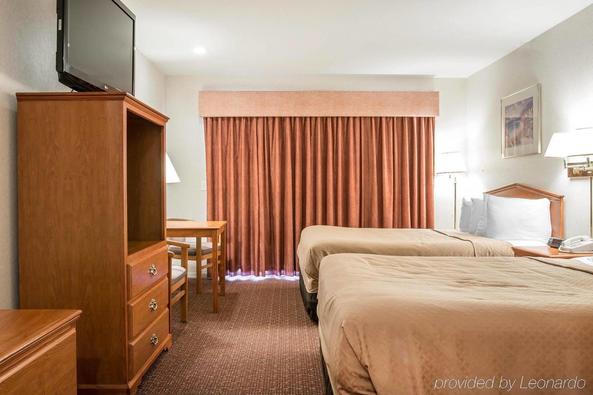 Quality Inn & Suites Mackinaw City Beachfront Extérieur photo