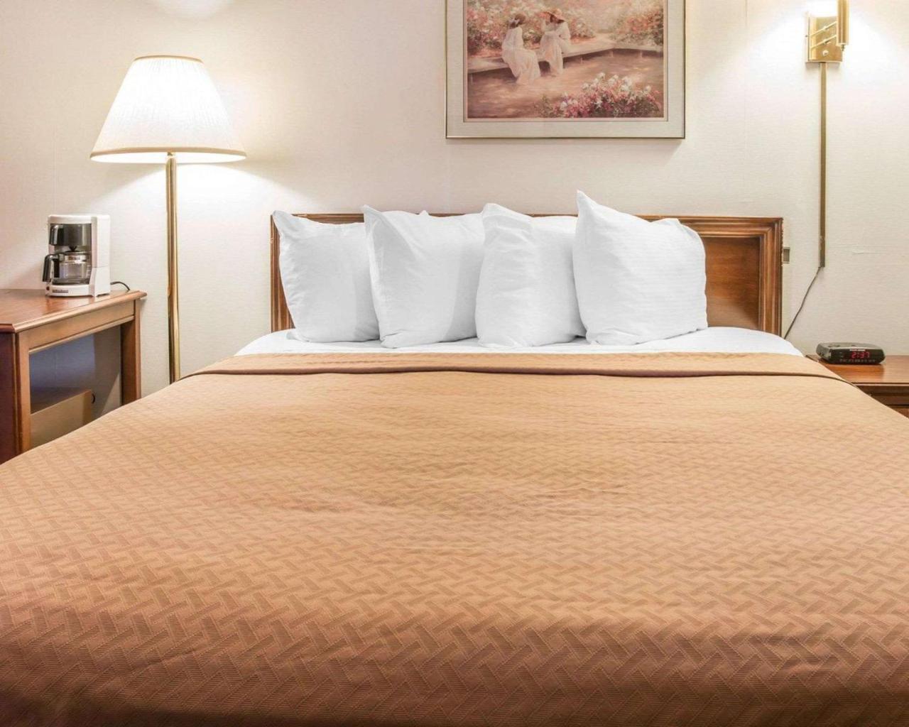 Quality Inn & Suites Mackinaw City Beachfront Extérieur photo