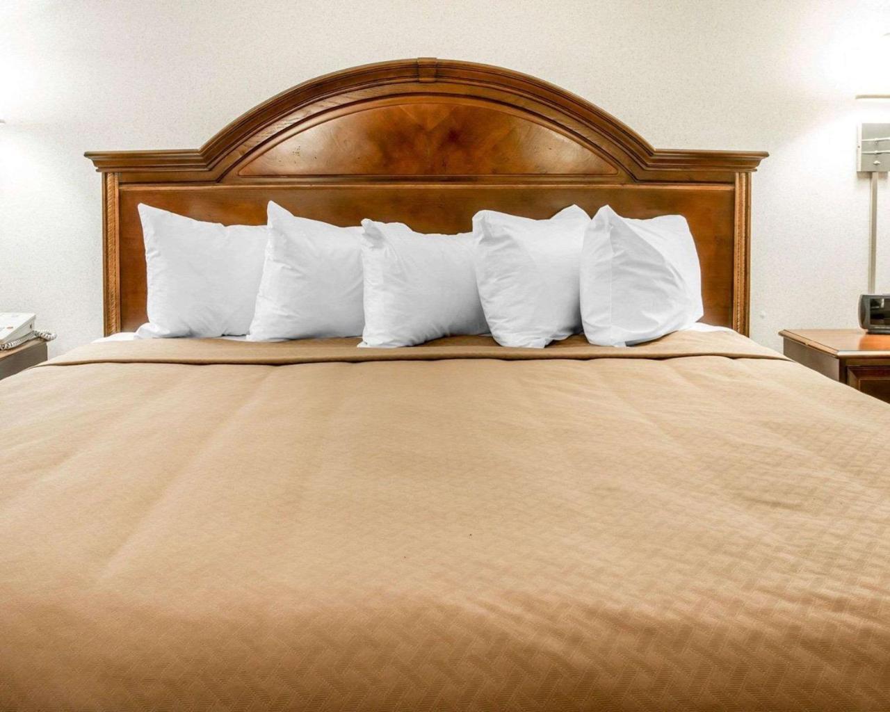 Quality Inn & Suites Mackinaw City Beachfront Extérieur photo